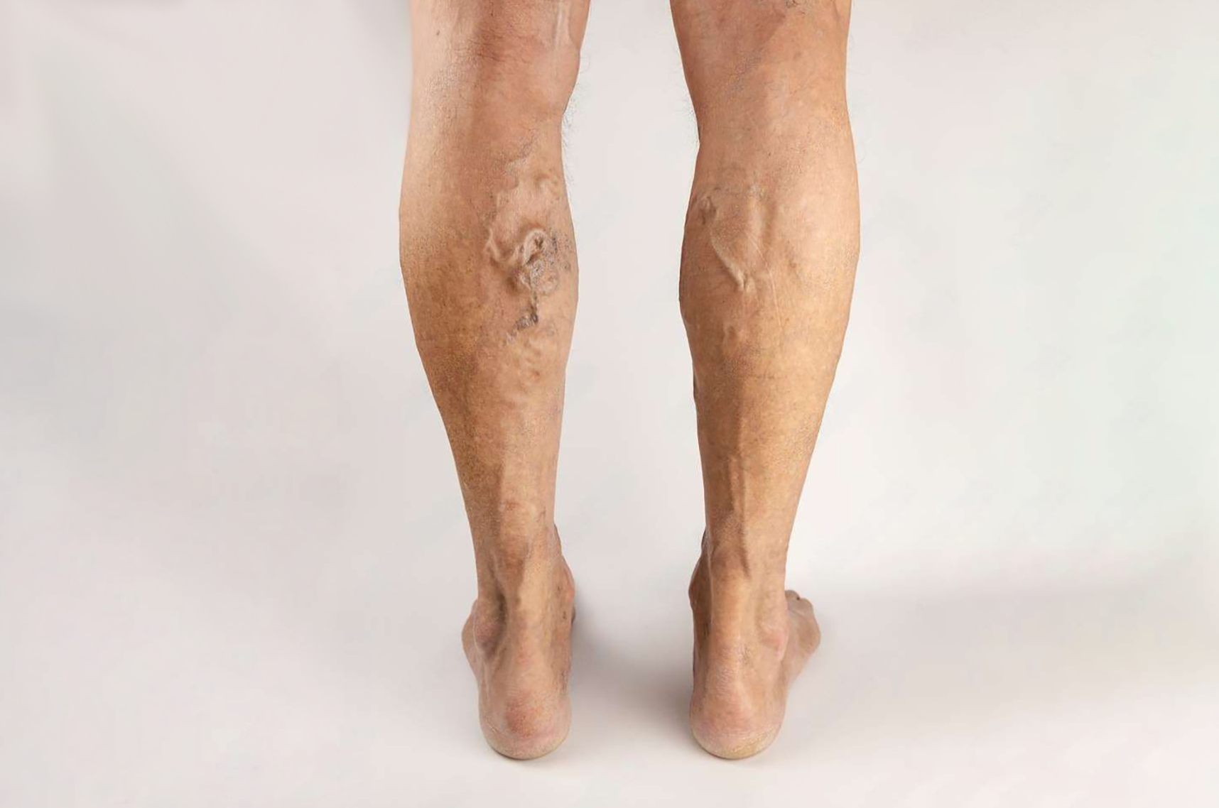 Persona relajando las piernas